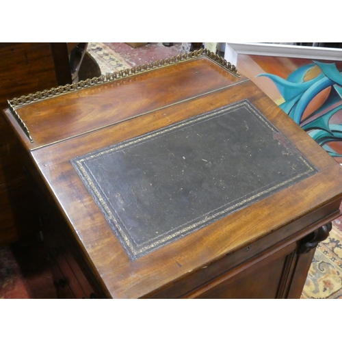 290 - A stunning antique davenport desk. Measuring 55x84x48cm