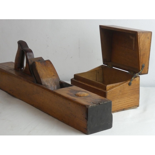 38 - A large antique wood working plane, measuring 22