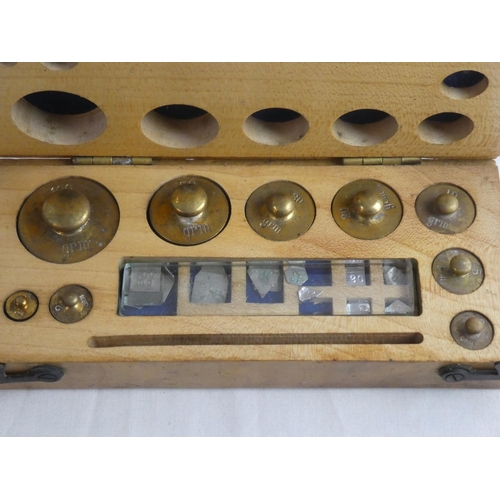 108 - A boxed set of vintage apothecary/jewellers weights.