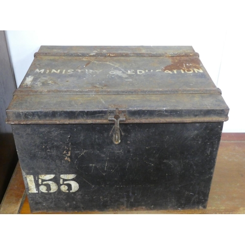 147 - A large metal trunk/ chest, measuring 42cm x 62cm x 52cm.