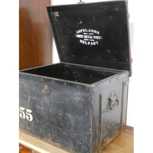 147 - A large metal trunk/ chest, measuring 42cm x 62cm x 52cm.