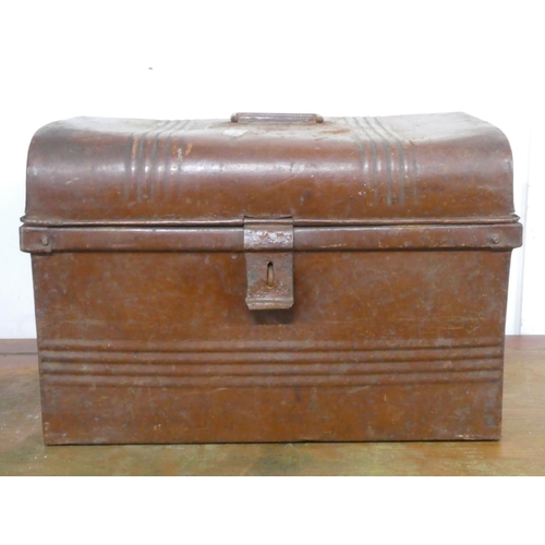 148 - A vintage metal trunk/ chest, measuring 30cm x 46cm x 32cm.