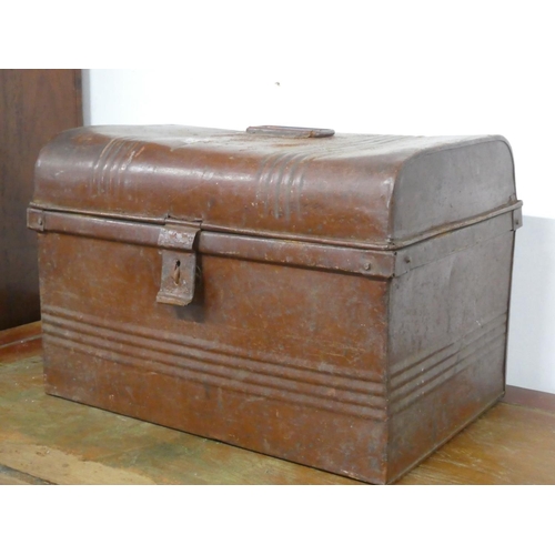 148 - A vintage metal trunk/ chest, measuring 30cm x 46cm x 32cm.