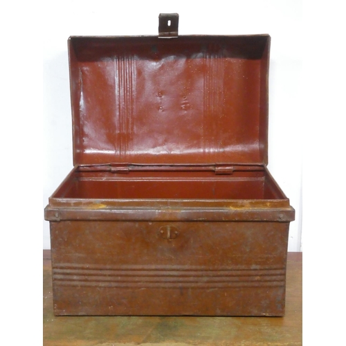 148 - A vintage metal trunk/ chest, measuring 30cm x 46cm x 32cm.