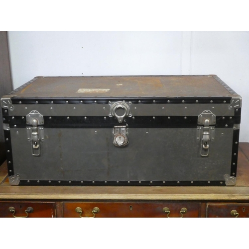 149 - A vintage steamer trunk/ chest, measuring 90cm x 50cm x 35cm.