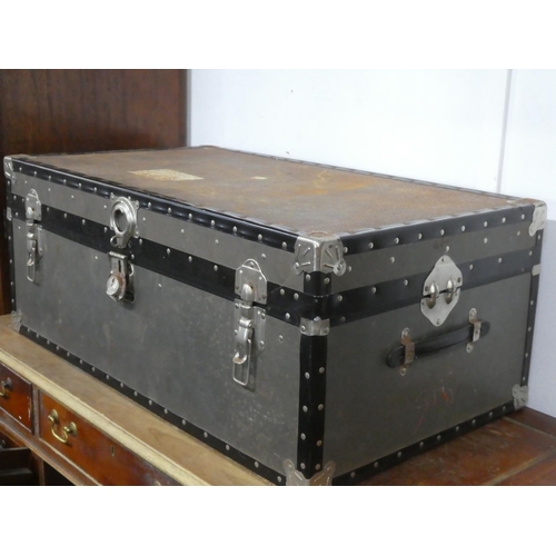 149 - A vintage steamer trunk/ chest, measuring 90cm x 50cm x 35cm.