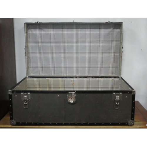 149 - A vintage steamer trunk/ chest, measuring 90cm x 50cm x 35cm.