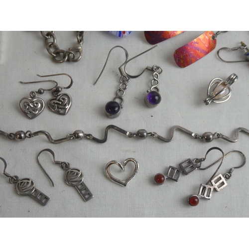 187 - An assorted lot of jewellery, earrings etc.