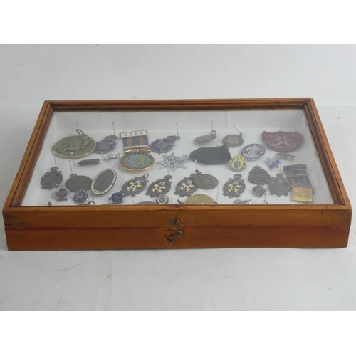 198 - A table top presentation case, measuring 10