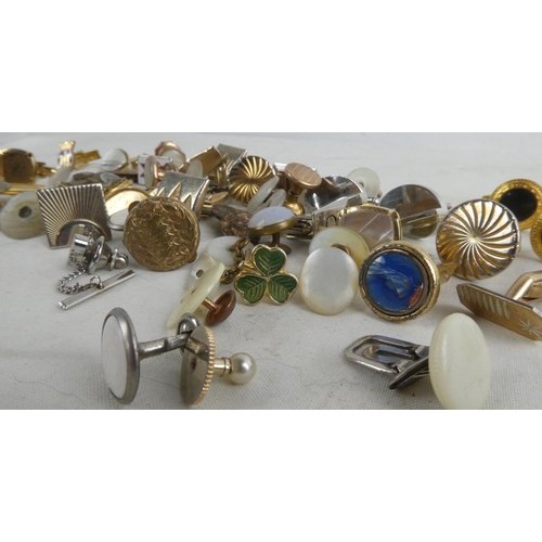 202 - A lot of assorted cufflinks.