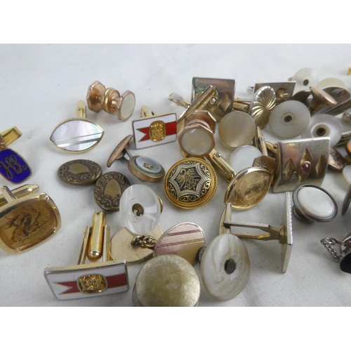 202 - A lot of assorted cufflinks.