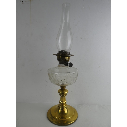 281 - A stunning antique oil lamp with brass base & clear glass bowl.