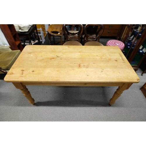 559 - A pine kitchen table.60x29.5x30.5 inch