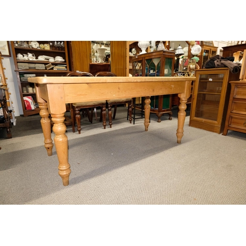 559 - A pine kitchen table.60x29.5x30.5 inch