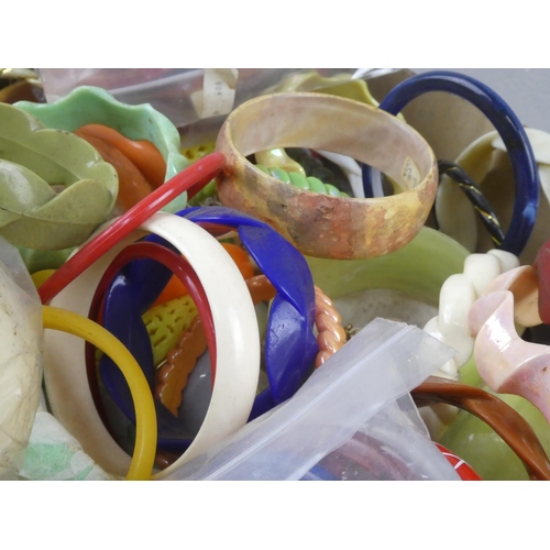 106 - A large lot of vintage fashion bangles.