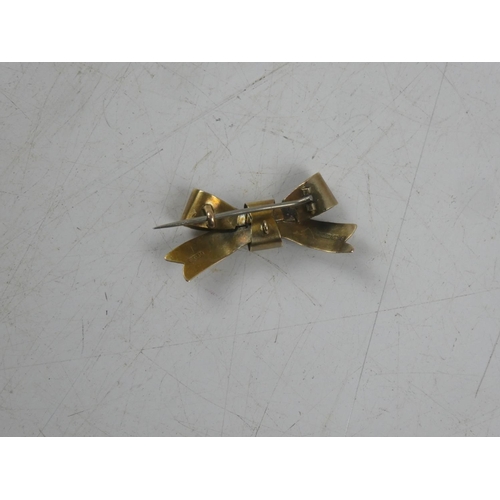 143 - An antique 9ct gold bow brooch, weighing 3g.