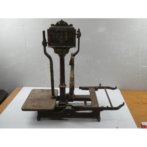 178 - A set of decorative antique Avery shop scales for restoration.