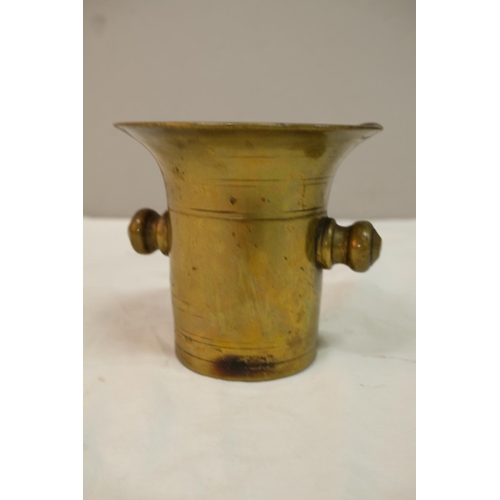 539 - An 18th century bronze mortar with handles and banding.