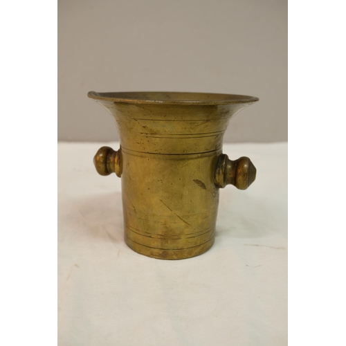 539 - An 18th century bronze mortar with handles and banding.