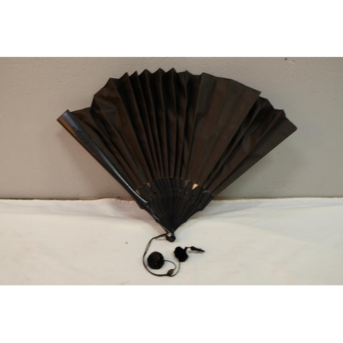 542 - A vintage hand fan with hand painted details.