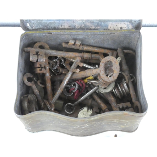 60 - A tin box containing a lot of assorted keys.