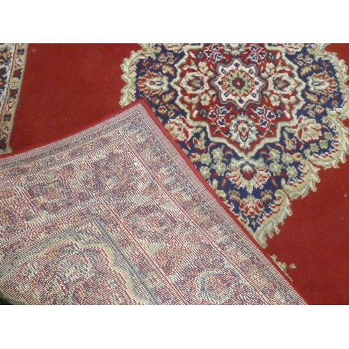 129 - A decorative rug, measuring 160x220cm.