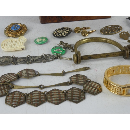 165 - An assortment of various jewellery, badges & collectables.