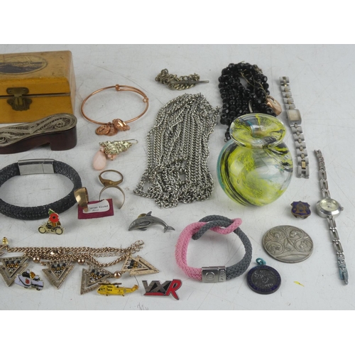 169 - A large assortment of various collectables, to include glass vase, jewellery & more.