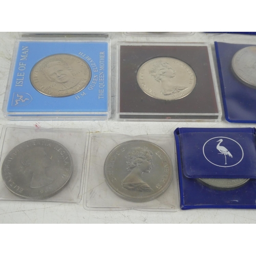 175 - A collection of 12 commemorative coins