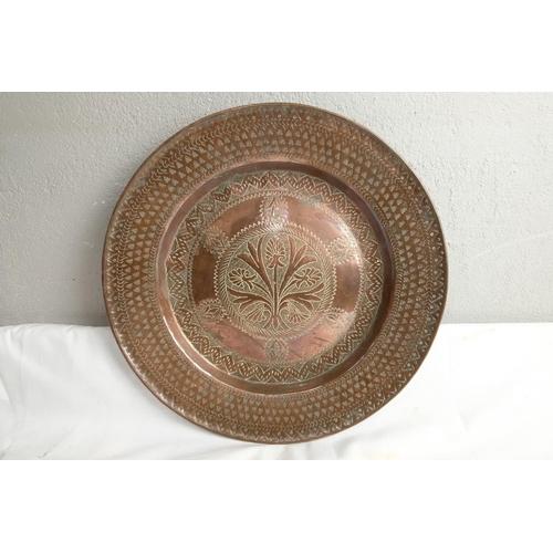 430 - A stunning antique copper charger with decorative detail, measuring 15