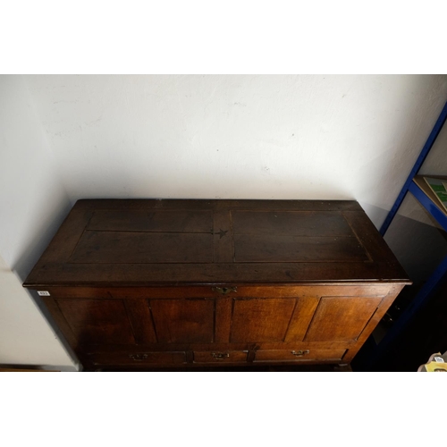 493 - A stunning antique oak lift top chest with three drawers, measuring 20