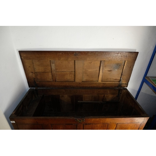 493 - A stunning antique oak lift top chest with three drawers, measuring 20