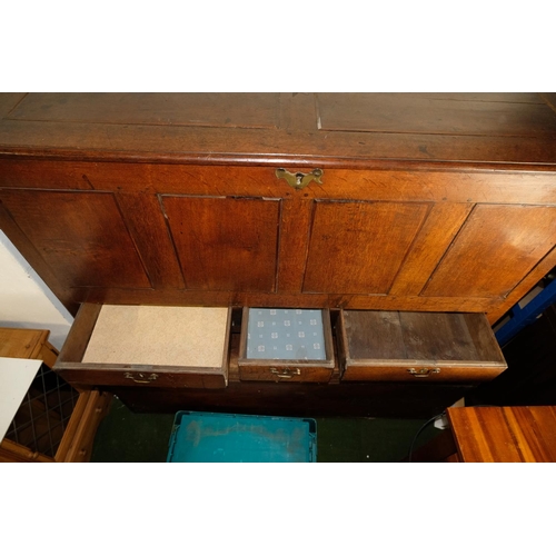 493 - A stunning antique oak lift top chest with three drawers, measuring 20