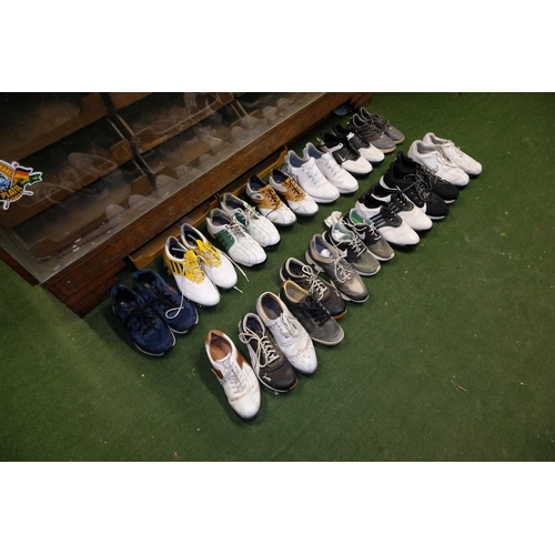 498 - A large lot of men's golfing shoes.