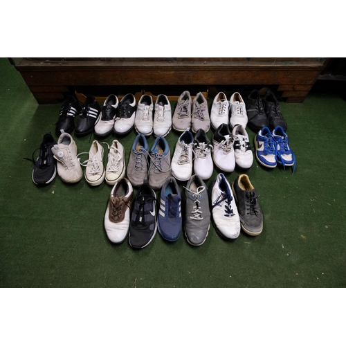 499 - A large lot of men's golfing shoes.