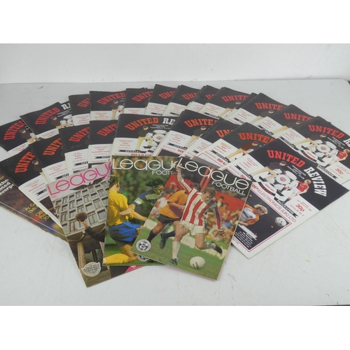 305 - A lot of Manchester United Football Club 'United Review' football programmes.