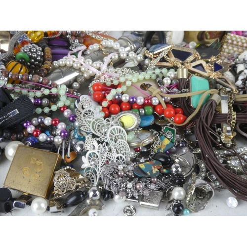 312 - A lot of fashion jewellery and more.