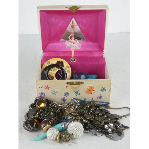 314 - A vintage jewellery box and contents.