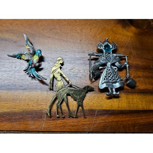 206 - A collection 3 vintage/ antique brooches, to include a stylish Art Deco piece & more.