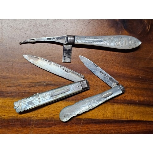 222 - A collection of 3 antique fruit knives with Sterling silver blades & Mother of Pearl handles (a/f).