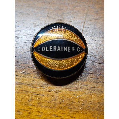 225 - A vintage enamelled Coleraine F.C / Football Club supporters collar pip/ badge.