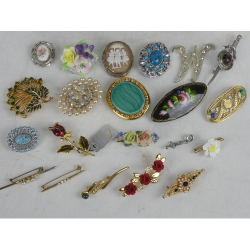 67 - A metal jewellery box and a selection of vintage costume brooches.