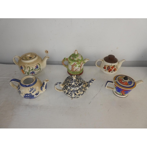 75 - A large lot of assorted teapots to include Sadler, Saxony Ellgreave, Alfred Meekin and more.