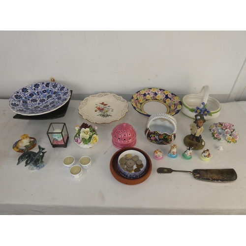 91 - A lot of mixed ceramics & collectables to include Crown Trent tea light holders, a Crown Creamware l... 