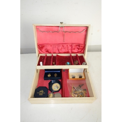 318 - A vintage jewellery box and its contents.