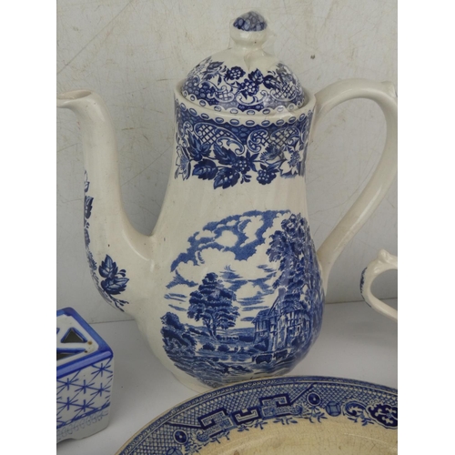 181 - A collection of vintage/ antique blue & white patterned ceramics.