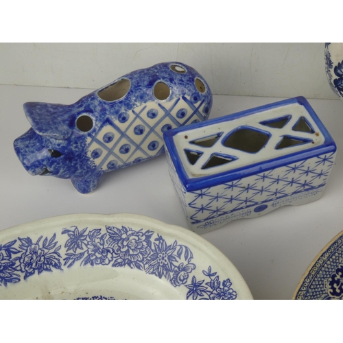 181 - A collection of vintage/ antique blue & white patterned ceramics.