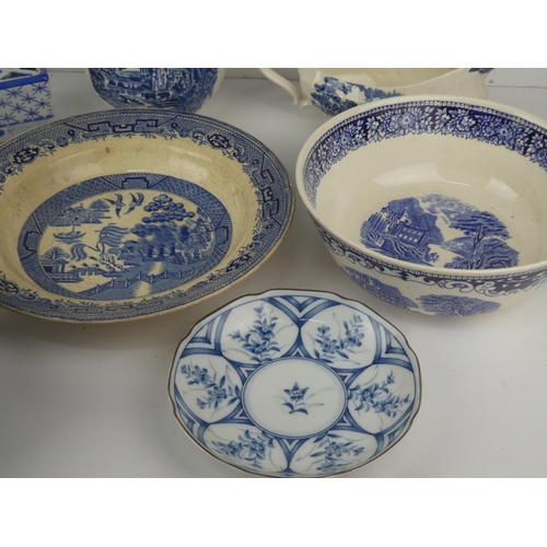 181 - A collection of vintage/ antique blue & white patterned ceramics.