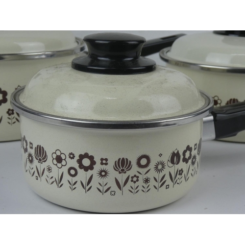 194 - A set of 3 vintage/ retro saucepans.