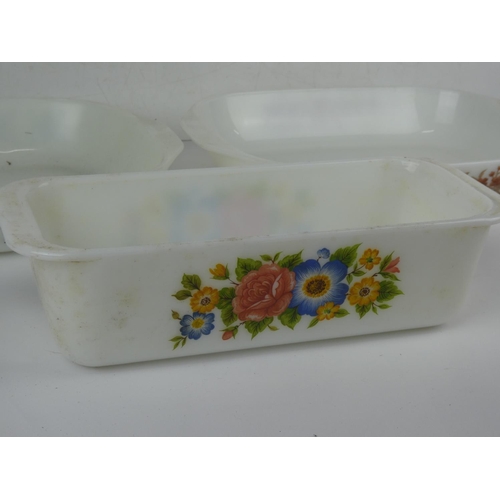 198 - A collection of vintage Pyrex.